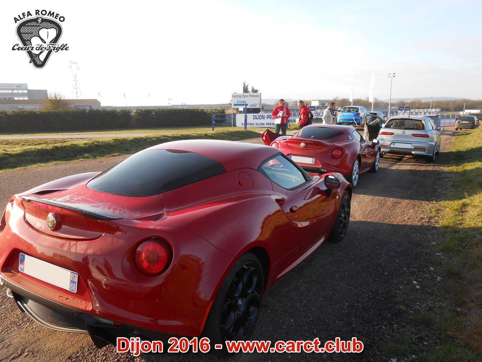 Devant les portes du circuit de Dijon-Prenois